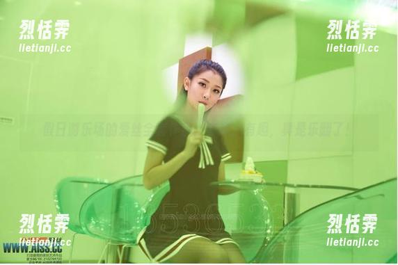 假日游乐场的爱丝全套作品：有趣、有趣，真是乐翻了！