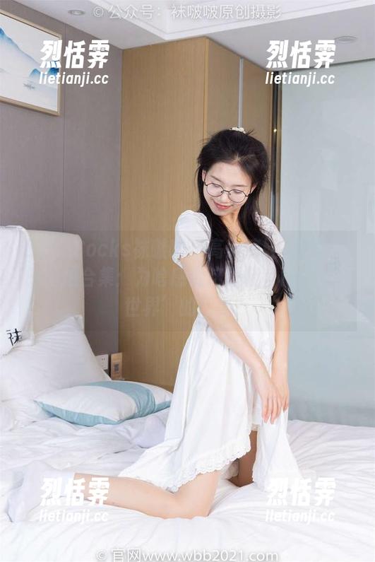 BoBoSocks袜啵啵-甜甜圈 BoBoSocks袜啵啵 - 高跟凉鞋与甜甜圈的私拍合集:为啥感觉这双鞋有种‘拯救世界’的气势?