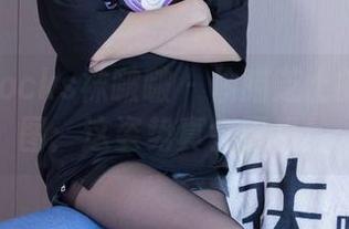 BoBoSocks袜啵啵 – 偷瞄芝士的板鞋美图：这姿势真会圈粉！