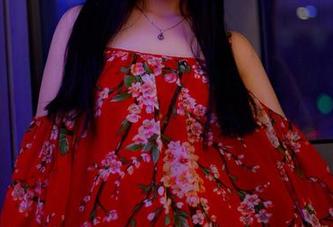 PANS写真 – 办公室里的佳钰：原图展现的不止是专业，更多的是一份调皮的魅力。