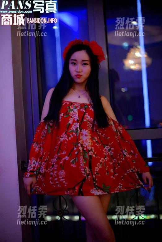 PANS写真 - 办公室里的佳钰：原图展现的不止是专业，更多的是一份调皮的魅力。