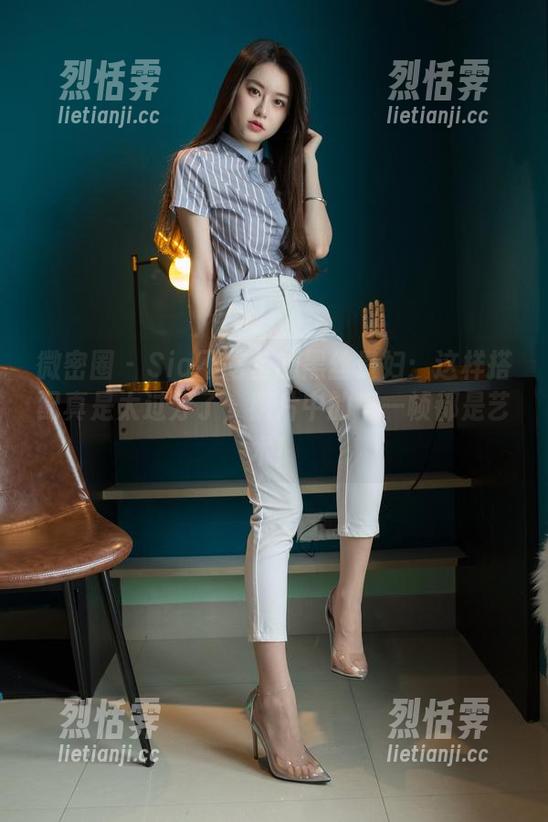 Sia不吃鱼 微密圈 - Sia不吃鱼的黑丝贵妇:这样搭配真是太过分了,照片中的每一帧都是艺术!