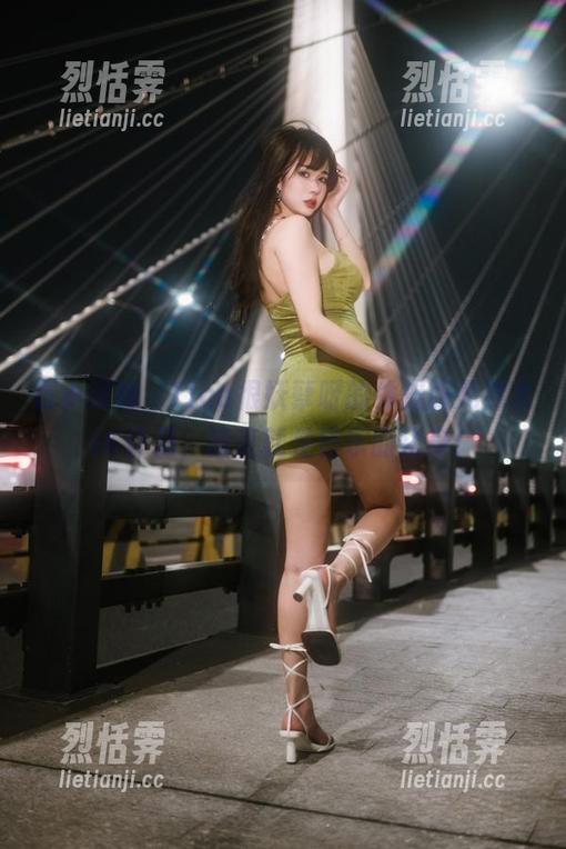 在小溪边，Tina很妖孽呀的体操服死库水JK作品，简直就是快乐的化身！
