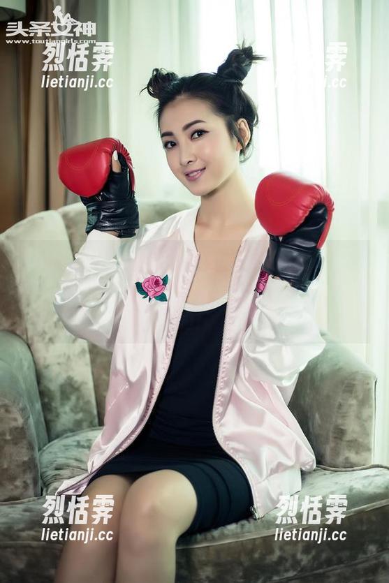TouTiao头条女神 - 张蓝欣的瑜伽原图分享——难怪她这么美，原来是因为这样扭的！