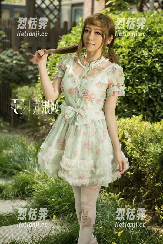 UGirls尤果网-艾小青 UGirls尤果网 - 让艾小青的校服写真变身你的梦想壁纸