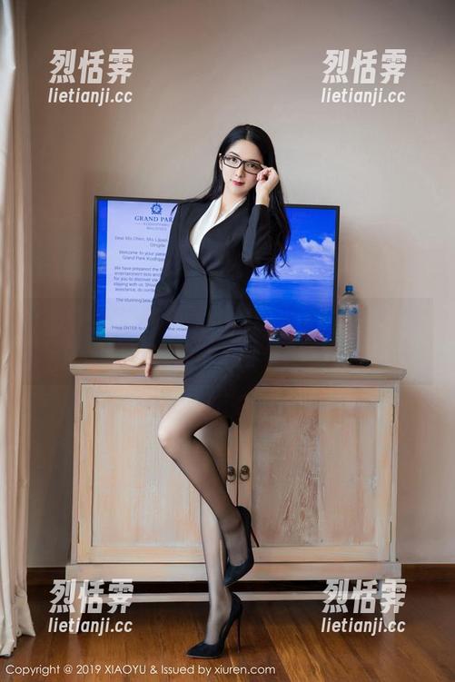 XIAOYU语画界-程程程 XIAOYU语画界 - 泳池阳光下,程程程写真图包的每个细节都惹火