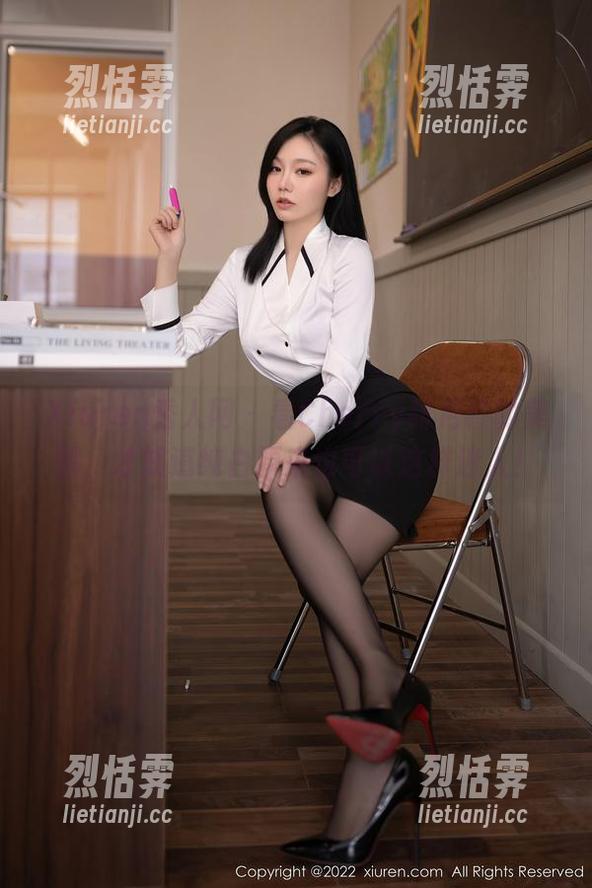 Xiuren秀人网-Cherry绯月樱 Xiuren秀人网 - 看Cherry绯月樱的美图,才知道纯白原来也可以这样迷人!