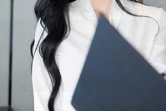 Xiuren秀人网 – 图包推荐：看孟狐狸FoxYini独特的职业装风格，简直像走出了时尚杂志！