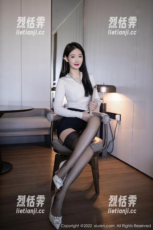 Xiuren秀人网 - 短裤与壁纸的奇妙结合：模特悦悦让高清有了新的定义