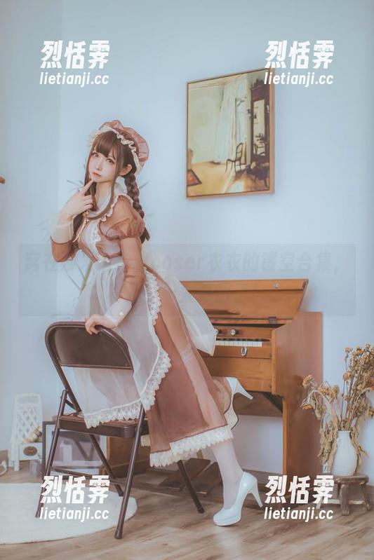 coser衣衣 窝在沙发上,看coser衣衣的镂空合集,真是……太舒服了!