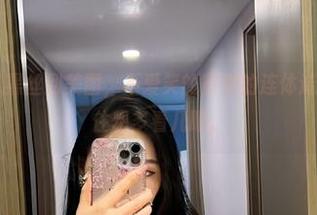 微密圈 – 从黑丝到美图，不爱笑的赛琳的连体造型让人忍不住想多看几眼。