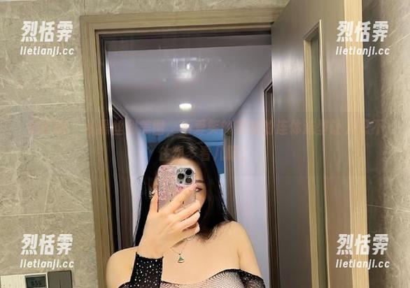 不爱笑的赛琳 微密圈 - 从黑丝到美图,不爱笑的赛琳的连体造型让人忍不住想多看几眼。
