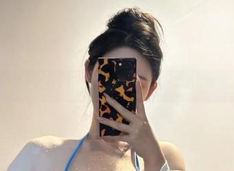 微密圈 – 定制不爱笑的赛琳的渔网黑丝：美丽与神秘的缠绵