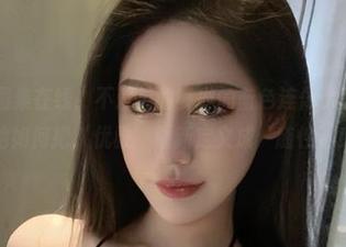 微密圈 – 图集在线！不爱笑的赛琳的蓝色连体比基尼，看看她如何把‘优雅’重新定义成‘随性’！