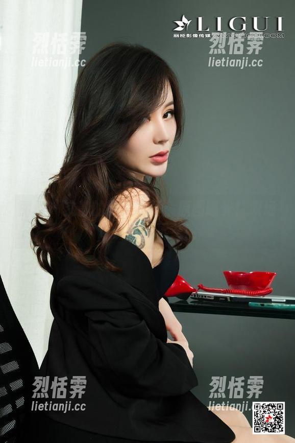 丽柜 - 文静的职女写真：原图曝光！职场也能这么玩？！