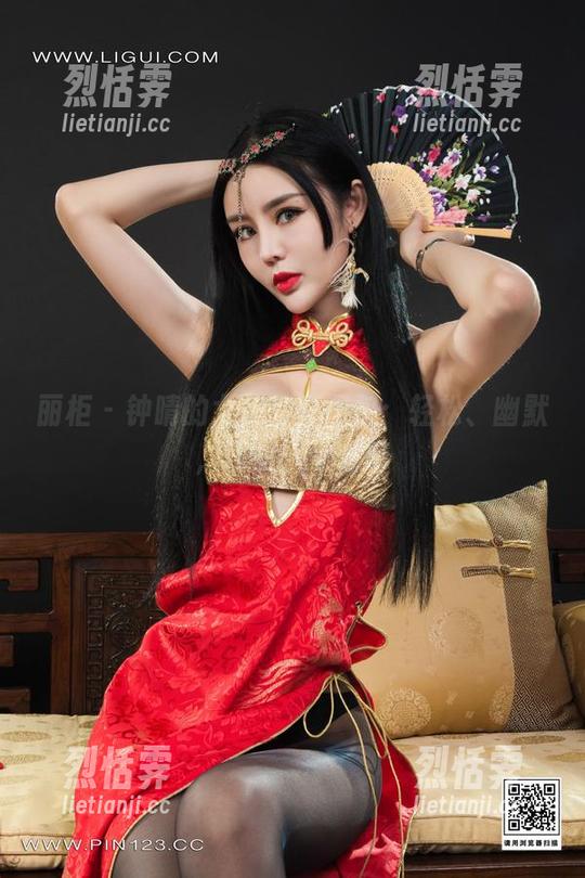 丽柜 - 钟晴的女仆写真图包：轻松、幽默，还有一丝暧昧