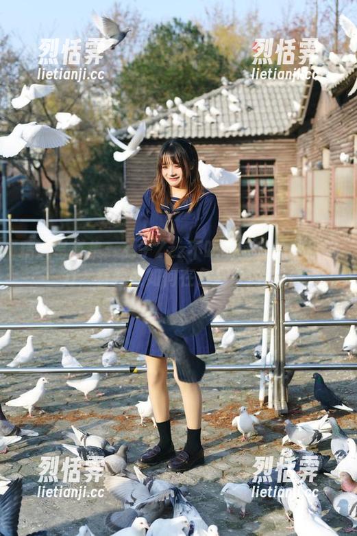 精选写真集：兔子Zzz不吃胡萝卜的豹纹魅力，看看她如何在色彩中游走。
