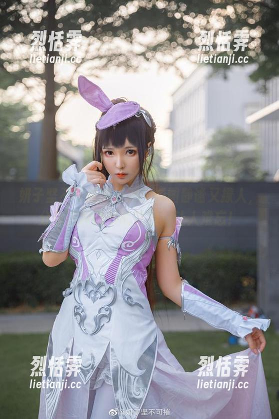 妍子坚不可摧的校服：原图静谧又撩人，分享这种微妙的氛围，让人难忘！