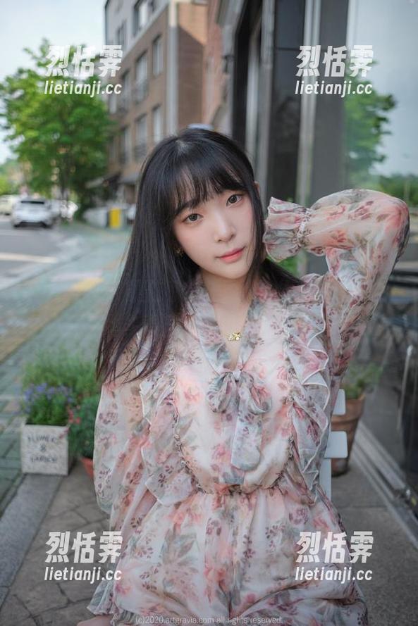 在办公室，姜仁卿(강인경)的作品让我忍不住多看几眼，那种感觉...