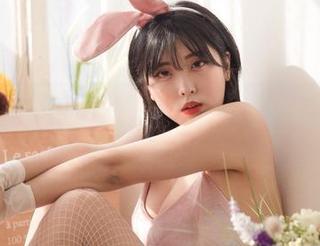 这不是一张普通的美图！宋哈娜(송하나)与圣诞公仔的精彩分享，哈哈，你绝对要看！