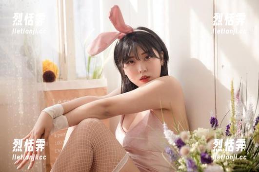 这不是一张普通的美图！宋哈娜(송하나)与圣诞公仔的精彩分享，哈哈，你绝对要看！