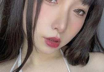 说真的，小泉学姐吖的夏日高清写真居然让我想去海边了，脑补太多。