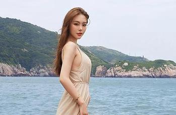尤蜜荟 – 制服福利时间：周波儿带你进入她的‘工作空间’！