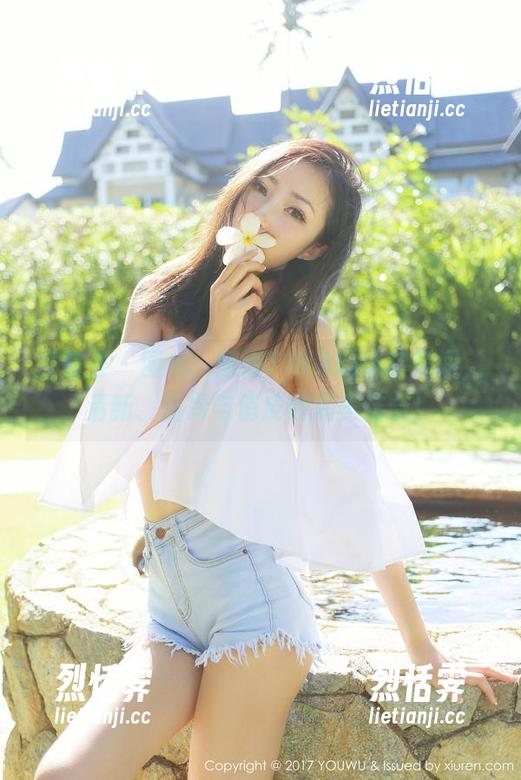 尤蜜荟-娜娜TINA 尤蜜荟 - 图包:娜娜TINA的泳装瞬间,清新、高冷与俏皮的完美结合!