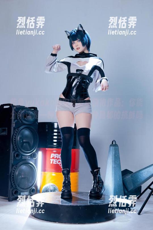 屿鱼yukako的安克雷奇旗袍作品：你能分辨这是一种风格还是一种隐秘的挑衅吗？