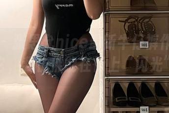 微密圈 – 张思允nice最新牛仔裤作品：穿上它，我仿佛能在街上“闪光”。