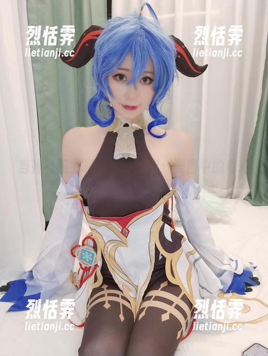 当神社巫女邂逅木之本果：美图中的奇幻旅行