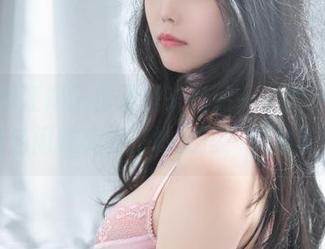 写真里的汪知子仿佛是来自另一个次元，原图和蓝色闪粉真是绝妙配搭，受宠若惊！