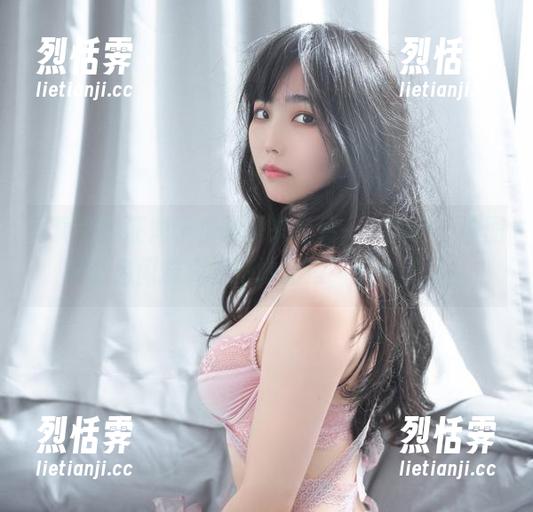 写真里的汪知子仿佛是来自另一个次元，原图和蓝色闪粉真是绝妙配搭，受宠若惊！