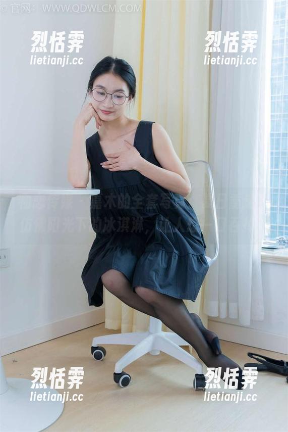 物恋传媒-嘉木 物恋传媒 - 嘉木的全套写真:夏日重逢,仿佛阳光下的冰淇淋,让人想一口吞掉!