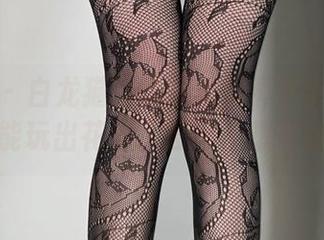 微密圈 – 白龙猫女的短裙写真更新：原来短裙也能玩出花样，忍不住想多看几遍！