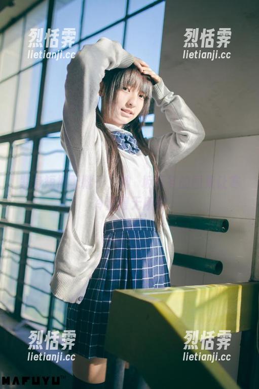 神楽坂真冬 紧身短裤配靴子,神楽坂真冬的图集让寒冷显得无所谓