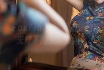 秀人网 – FoxYini孟狐狸的旅拍精选：闪光灯下的无聊和尴尬