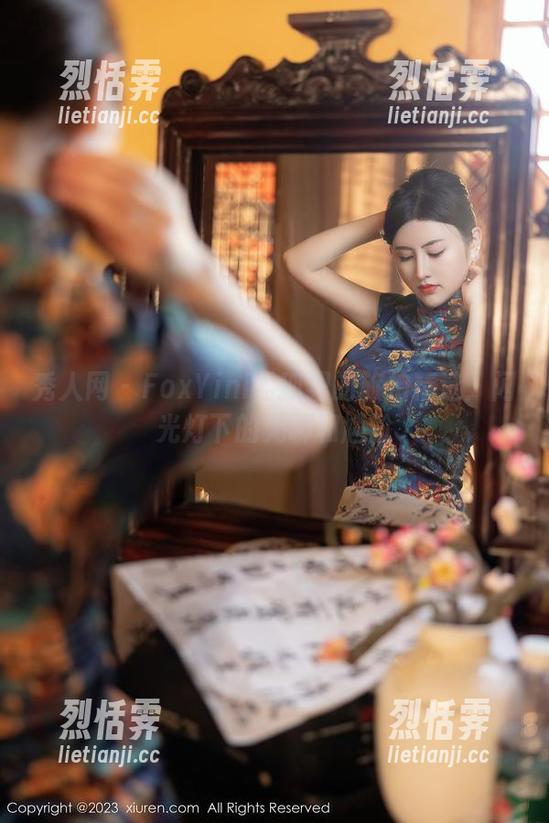 秀人网 - FoxYini孟狐狸的旅拍精选：闪光灯下的无聊和尴尬