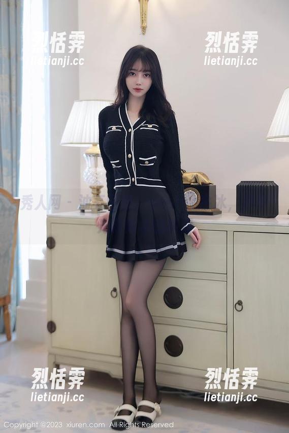 秀人网-sophie余冰 秀人网 - 油亮图包:sophie余冰,那些光滑如水的瞬间