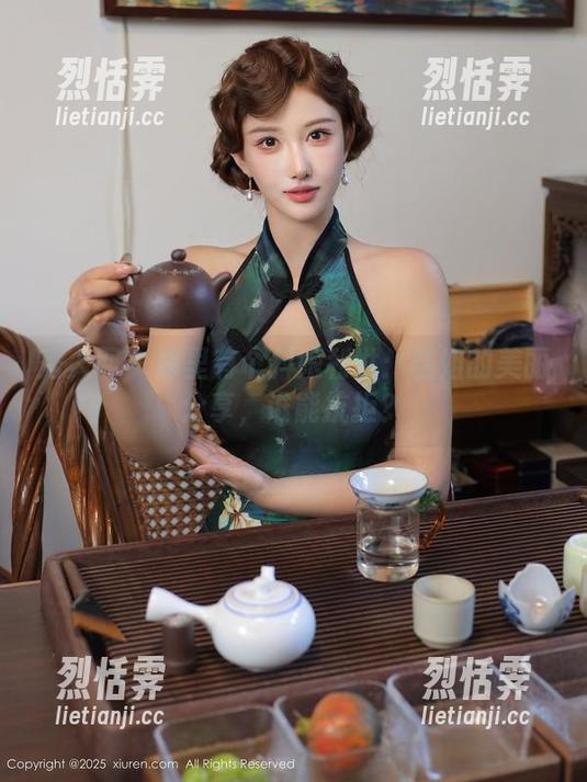 秀人网 - 库里有个抖娘利世：空姐的美丽分享，谁能抗拒？