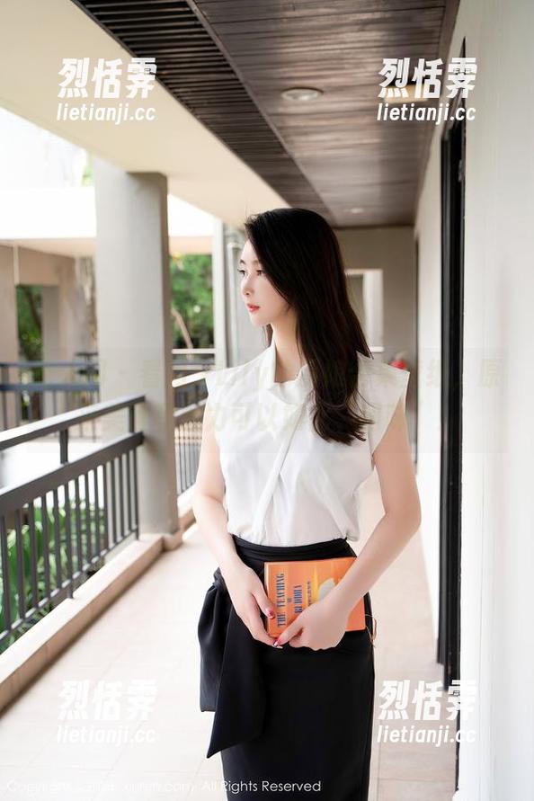 秀人网-月夕Lily 秀人网 - 看月夕Lily的厨娘合集壁纸,原来美食和魅力可以如此“调味”!