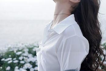 秀人网 – 果儿celia最新的户外作品集，更新得这么好，让我心里默默酸了。
