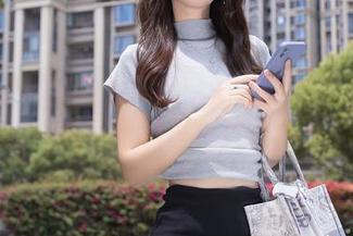 秀人网 – 美图太扎眼！美七的泳池礼裙让人眼前一亮，图包里简直是个大宝藏。