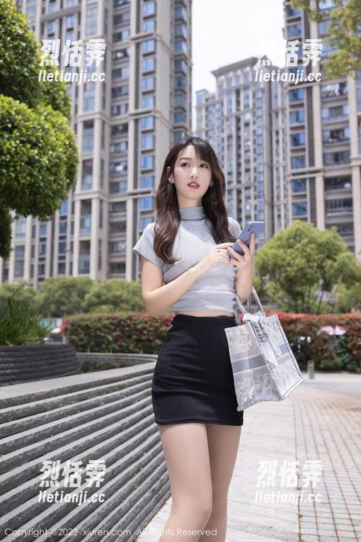 秀人网-美七 秀人网 - 美图太扎眼!美七的泳池礼裙让人眼前一亮,图包里简直是个大宝藏。