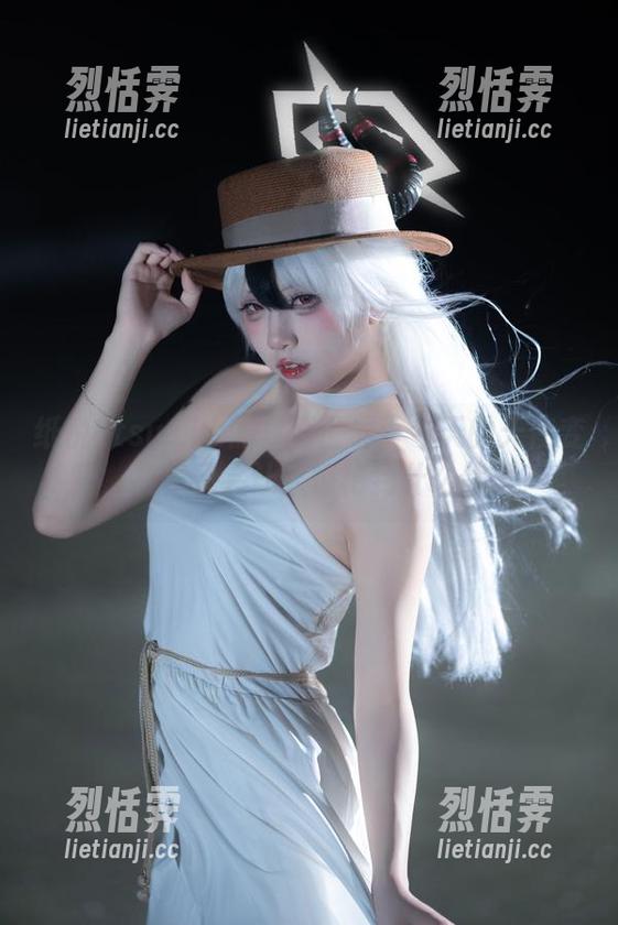 纸悦Etsu_ko的写真世界：今天的天使变身，究竟又会让人惊艳到什么程度？