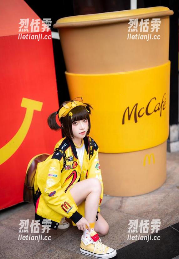 绮太郎在睡衣里迷失了方向，原图透露了一种“姐就是要这样”的气场，哈哈！