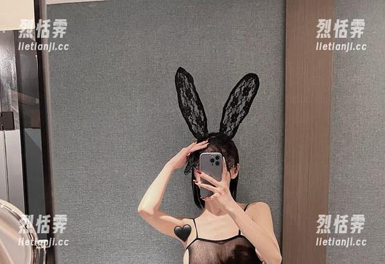 脸红Dearie 微密圈 - 再来一波,脸红Dearie身穿吊带黑丝的美图,让我陷入沉思…甚至想象!