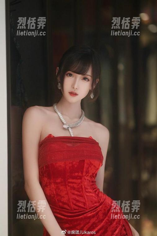 腐团儿Ikaros&霞之丘诗羽：图片合集，把男人的心都融化了！
