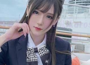 泳池里的波光粼粼，腐团儿Ikaroscos完美瞬间，速来围观套图！