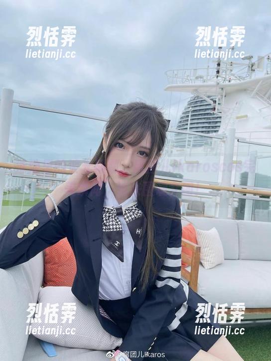 腐团儿Ikaros 泳池里的波光粼粼,腐团儿Ikaroscos完美瞬间,速来围观套图!